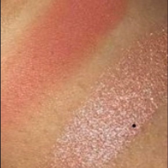 KYLIE Cosmetics Ltd Edition KISS ME Mini Eyeshadow - Picture 3 of 4